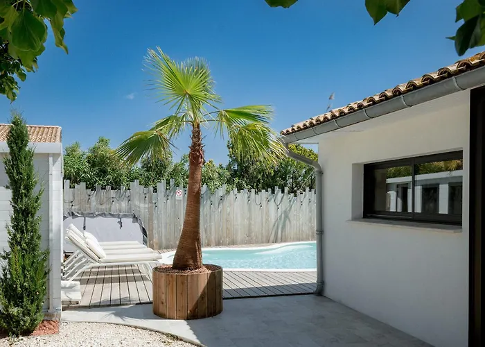 La Perle Rose Villa Standing 5 Etoiles Avec Piscine Jacuzzi Et Superbe Vue